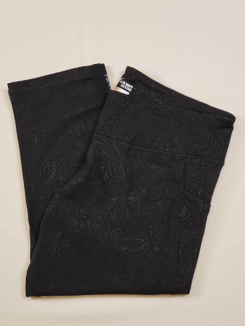 Old Navy Go-Dry Workout Capri Pants XL Black Paisley Mesh